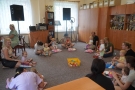  Na zdjęciach widać mamy z dziećmi uczestniczące w zajęciach Akademii Rozwoju Smyka