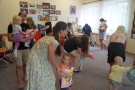  Na zdjęciach widać mamy z dziećmi uczestniczące w zajęciach Akademii Rozwoju Smyka