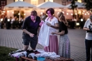 ludzie przy stoisku wystawienniczym muzeum