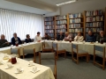 mieszkańcy na spotkaniu w bibliotece