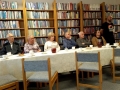 mieszkańcy na spotkaniu w bibliotece