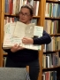 prowadząca prezentuje kronikę papierową