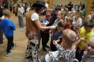 Dzieci uczestniczące w zajęciach artystycznych „Dziki Zachód”.