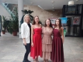 instruktorka i solistki biorące udział w festiwalu piosenki 