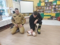 ratownicy instruują rodziców jak udzielić pierwszej pomocy na fantomie niemowlaka