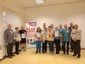 grupa ludzi w dyplomami