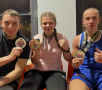 zawodnicy z medalami