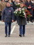 delegacja niesie kwiaty
