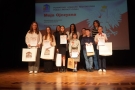 uczestnicy konkursu z dyplomami i nagrodami stoją na scenie. w tle scenografia okolicznościowa