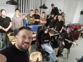 zdjęcie pamiątkowe instruktora  uczestników warsztatów