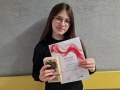 dziewczynka z dyplomem i statuetką