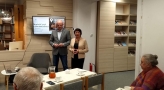 mężczyzna i kobieta stoją przed słuchaczami przy prezentacji