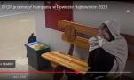 na ławce siedzi dziewczyna z podkulonymi nogami. Płacze