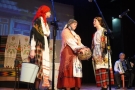 trzy osoby w ubraniach białoruskiech podczas przedstawienia obrzędu