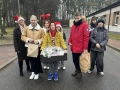 grupa młodzieży z prezentami