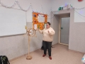 kobieta pokazuje szkielet gwiazdy