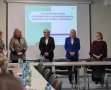 cztery osoby na zdjeciu w tle widać wyświetlaany temat spotkania