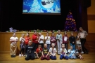 duża grupa dzieci. W tle widać dekorację świąteczną