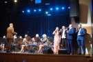 Zespół i soliści na scenie domu kultury