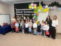 dzieci i opiekunki pozują do zdjęcia