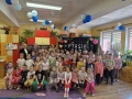 uczestnicy przeglądu logopedycznego. W tle widnieje napis „ Ptasie Radio”.