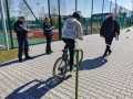 chłopiec na orwerze podczas testu. Obok stoją funkcjonariusze policji