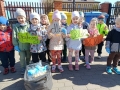 dzieci trzymają kartki z napisem "Sprzątamy dla Polski"