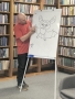 mężczyzna rysuje na planszy nietoperza
