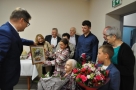 Burmistrz wręcza jubilatce obraz