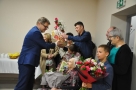 Burmistrz wręcza jubilatce kosz słodyczy