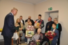 Kierowniek ZUS w Hajnówce składa jubilatce życzenia
