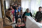 duchowny składa jubilatce życzenia 