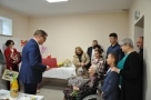 Burmistrz przekazuje listy gratulacyjne