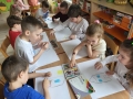 dzieci wykonują prace plastyczne