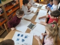 dzieci wykonują prace plastyczne