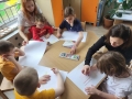 dzieci wykonują prace plastyczne