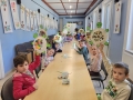 Dzieci prezentują efekty warsztatów artystycznych - kolorowe, papierowe żółwie