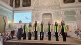 zdjęcie dziewcząt  w pałacu