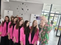 dziewczęta pozują do zdjecia z instruktorką
