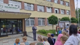 parada przed urzędem miasta - czyta burmistrz